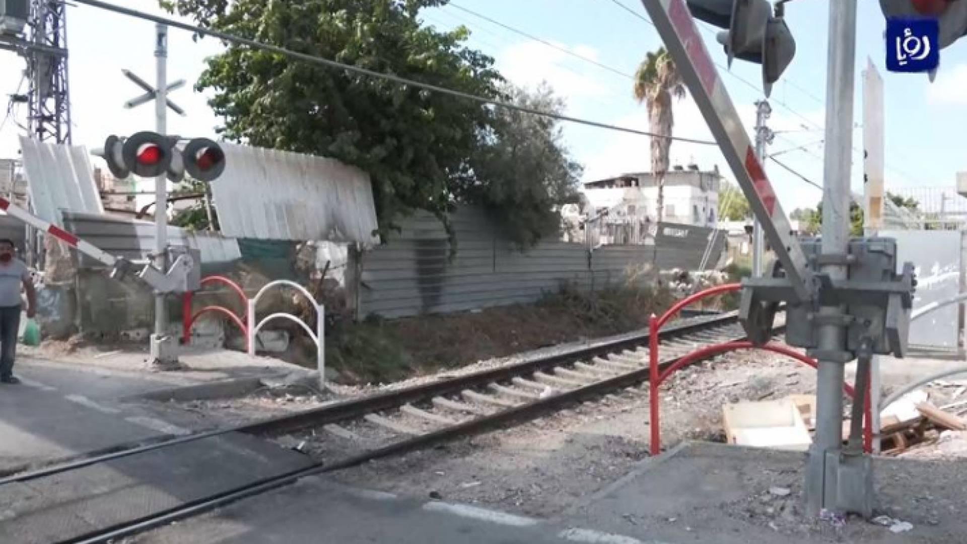 قطار يقسم حيا في اللد إلى نصفين ويهدد حياة السكان