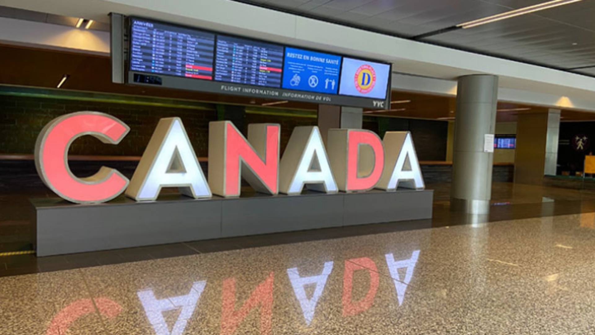 مطار تورنتو في كندا