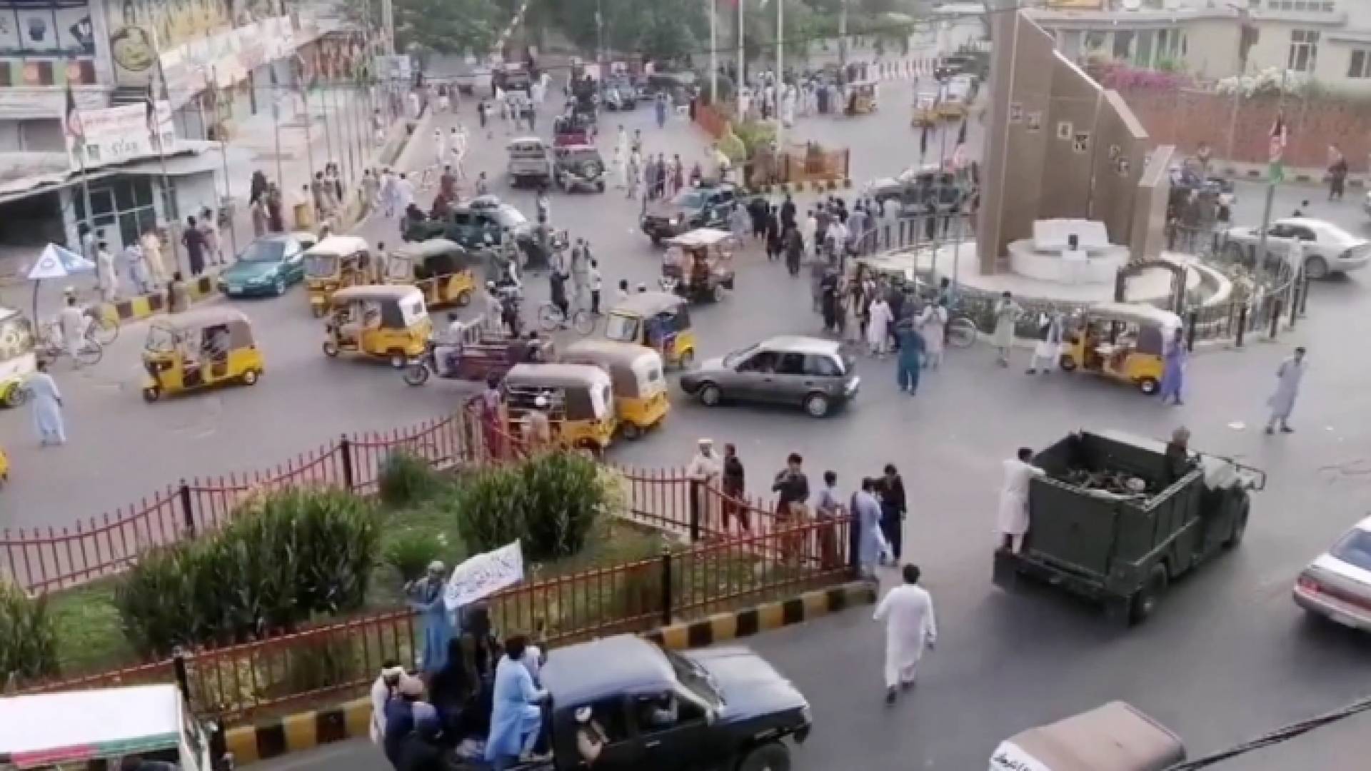 مسلحو حركة طالبان وسط مدينة جلال آباد التي سيطرت عليها أمس