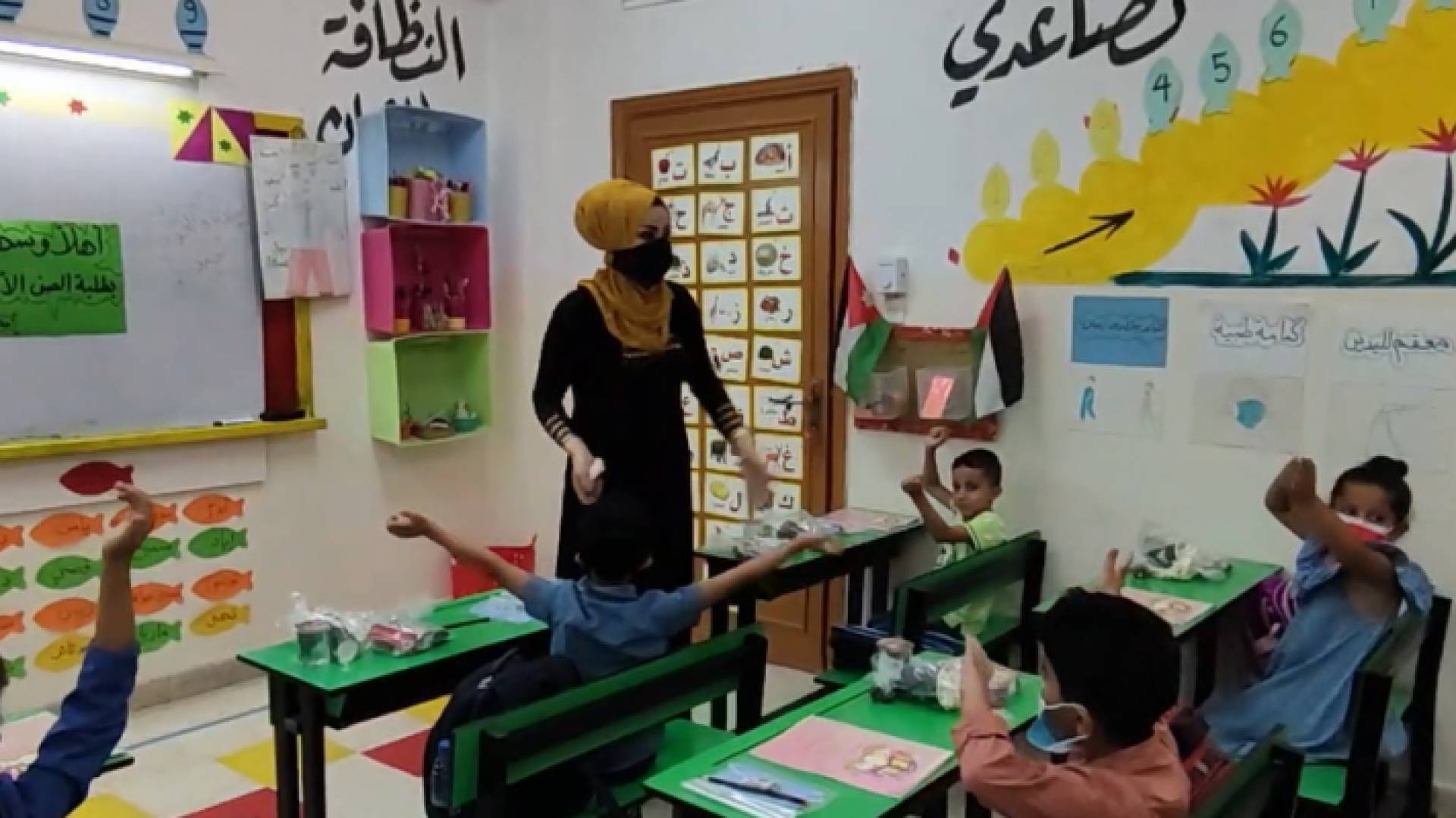 المعلمة حنان عليمات في الصف