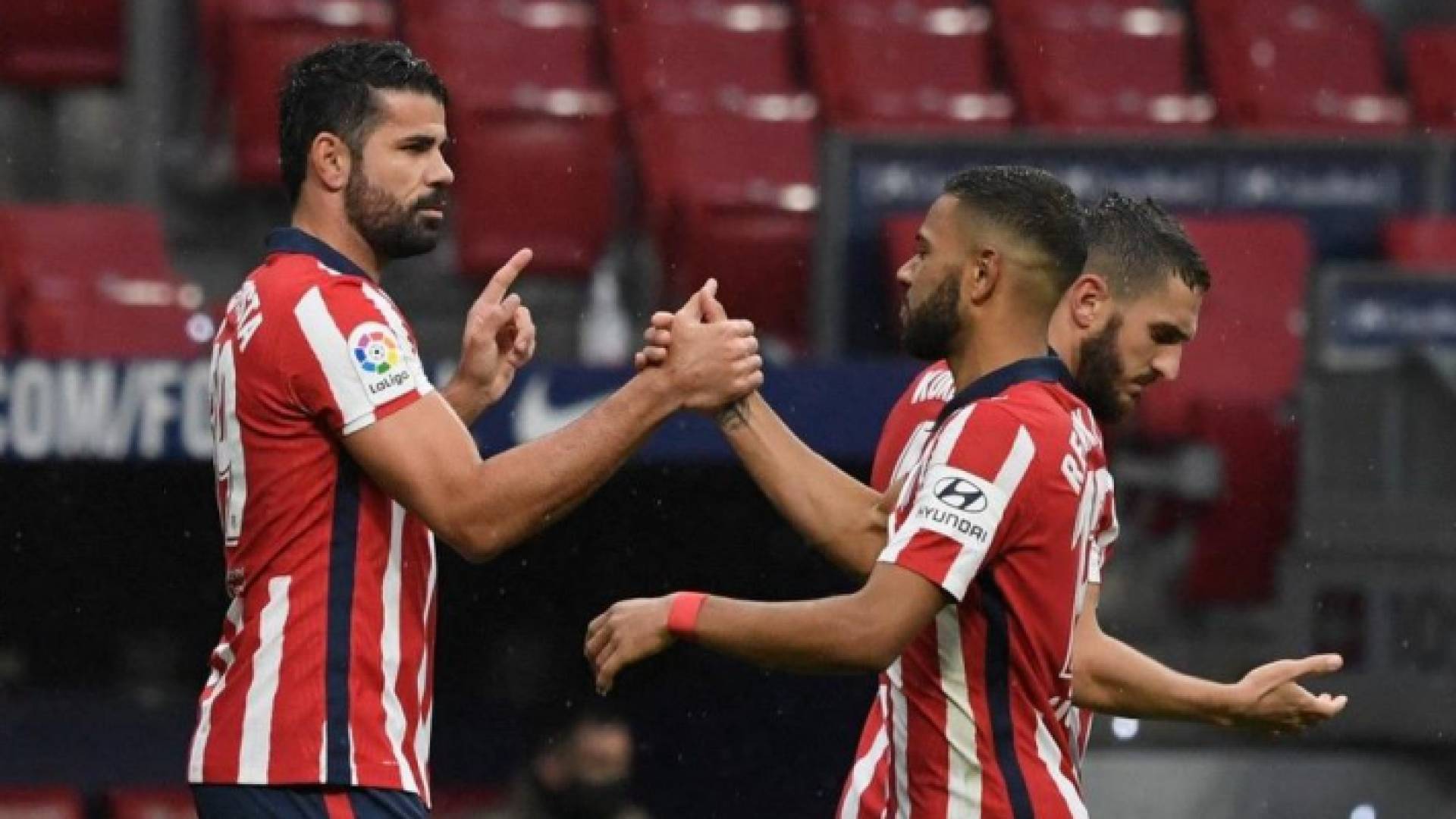 الإسباني دييغو كوستا يسار الصورة - أرشيفية