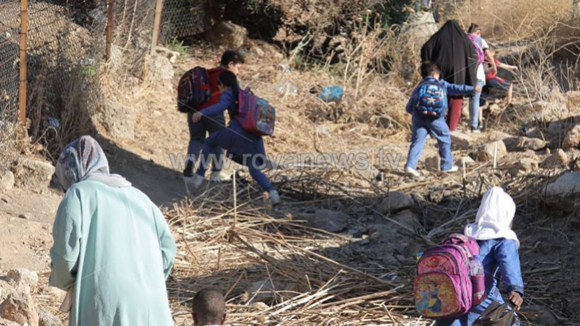 أطفال يسلكون طرقا وعرة للوصل لمدرستهم