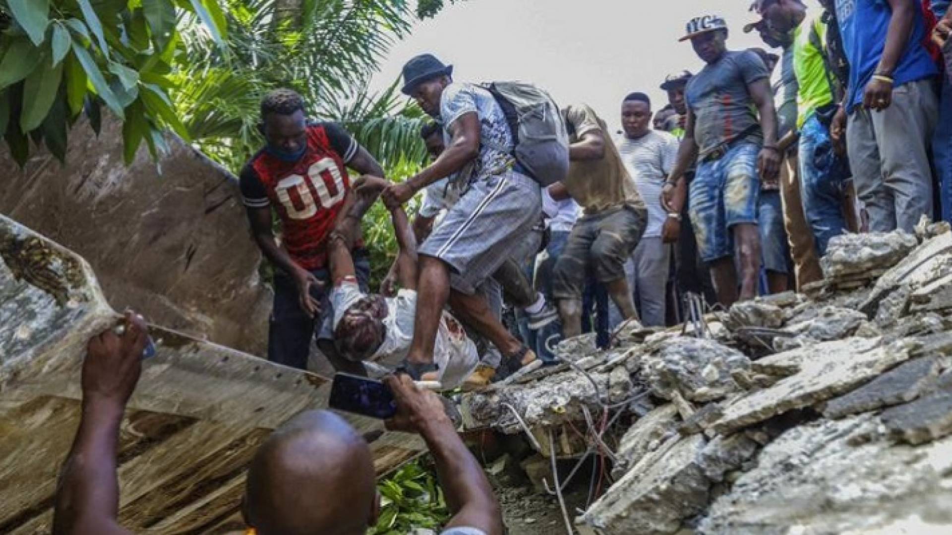 يواصل السكان انتشال الضحايا العالقين تحت الأنقاض