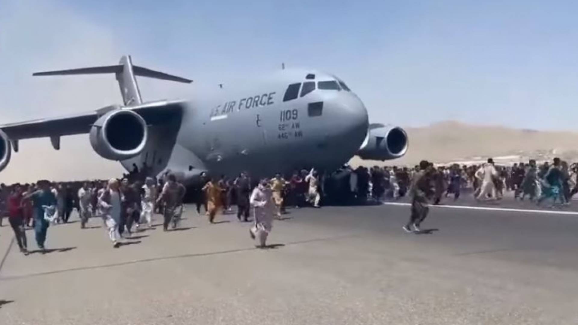 مشاهد من الفوضى العارمة على مدرج مطار كابول