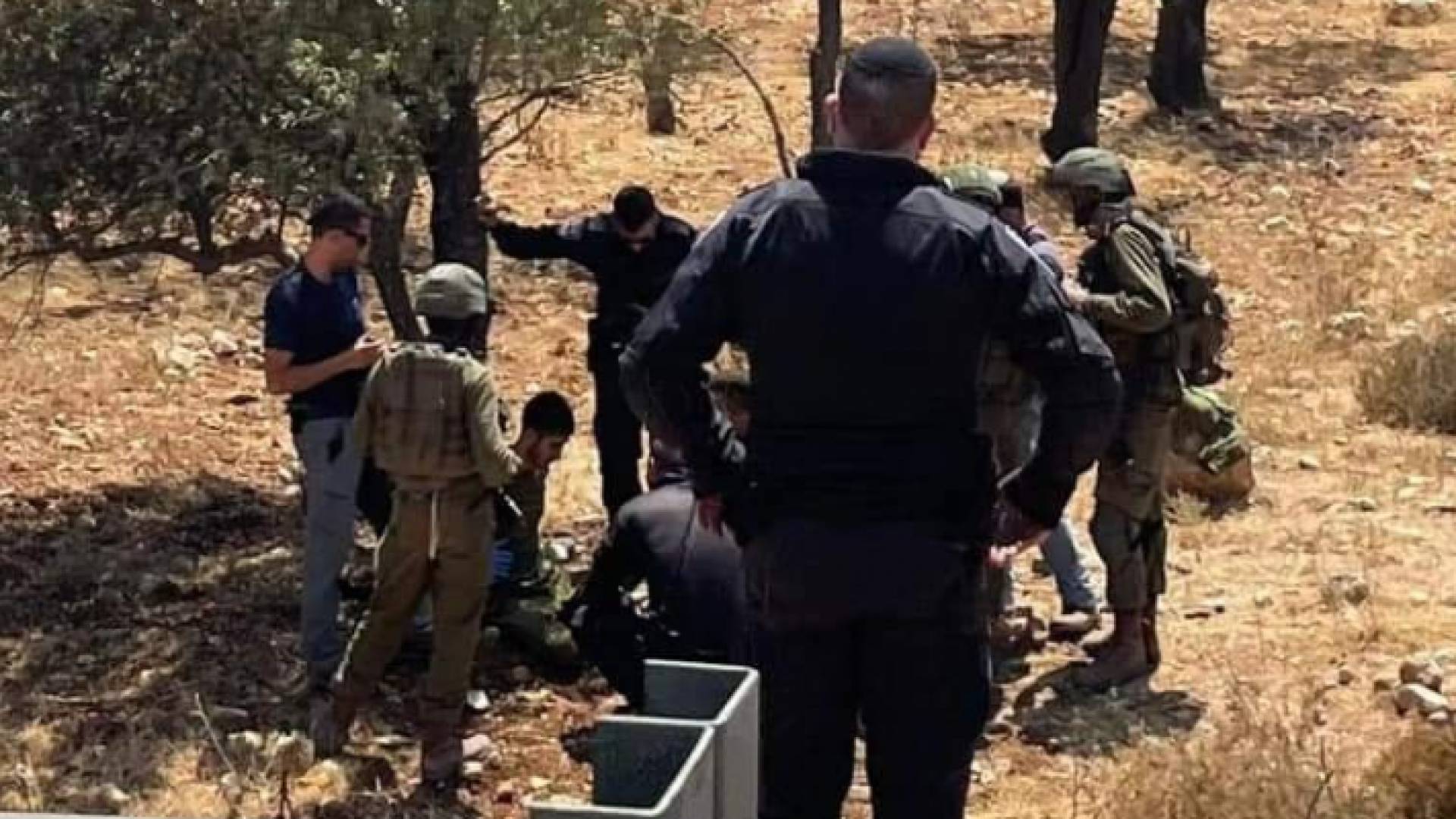 الشاب الفلسطيني متنكرا بزي لجيش الاحتلال الإسرائيلي