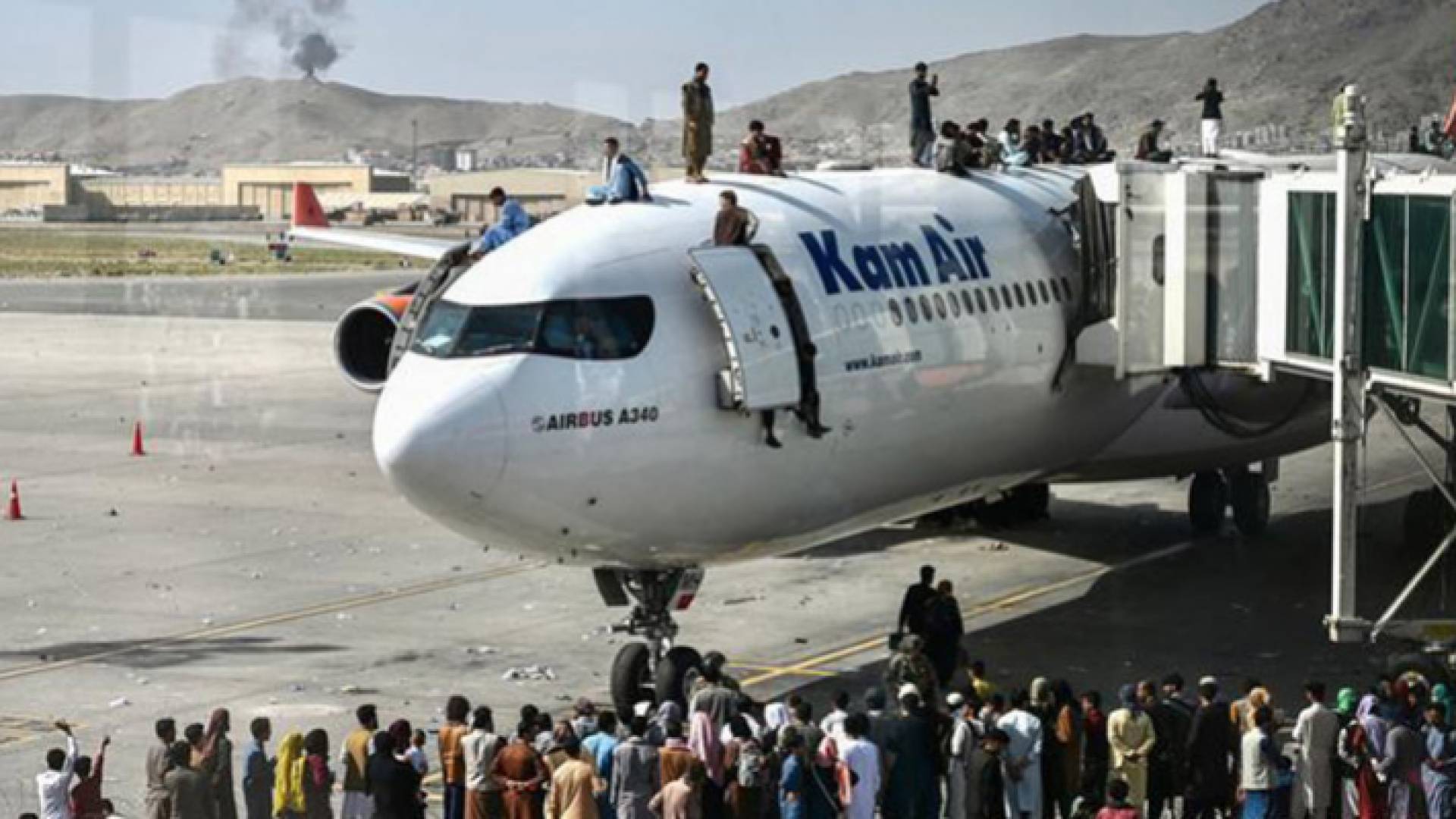 أفغانيون يحاولون الهرب من مطار كابل