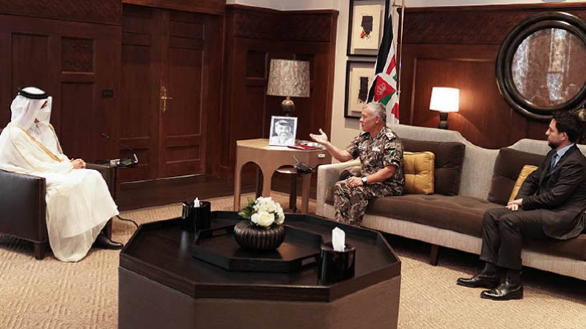 الملك في لقائه نائب رئيس الوزراء القطري