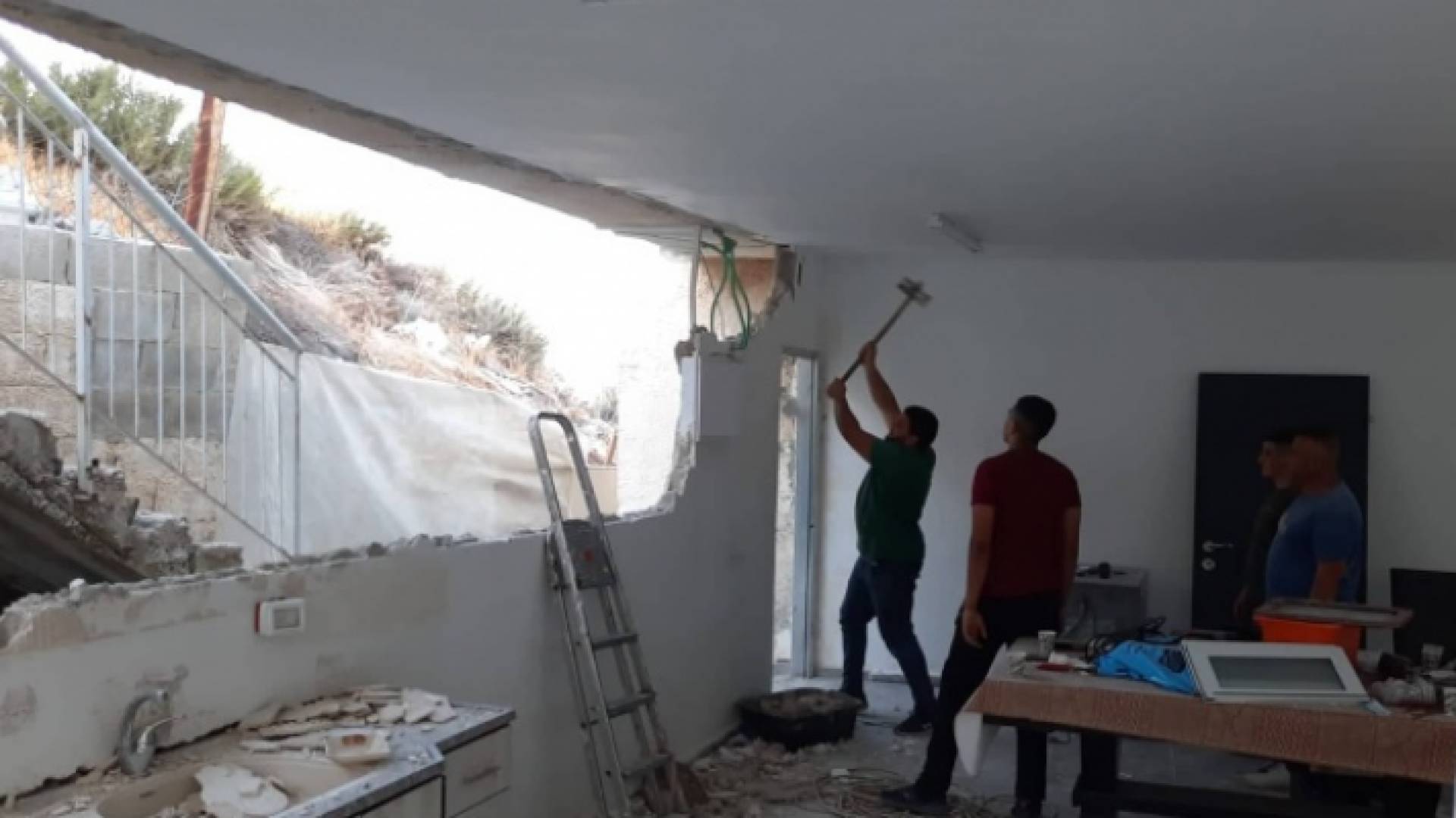 العريس المقدسي محمد دويك يهدم منزله بيده