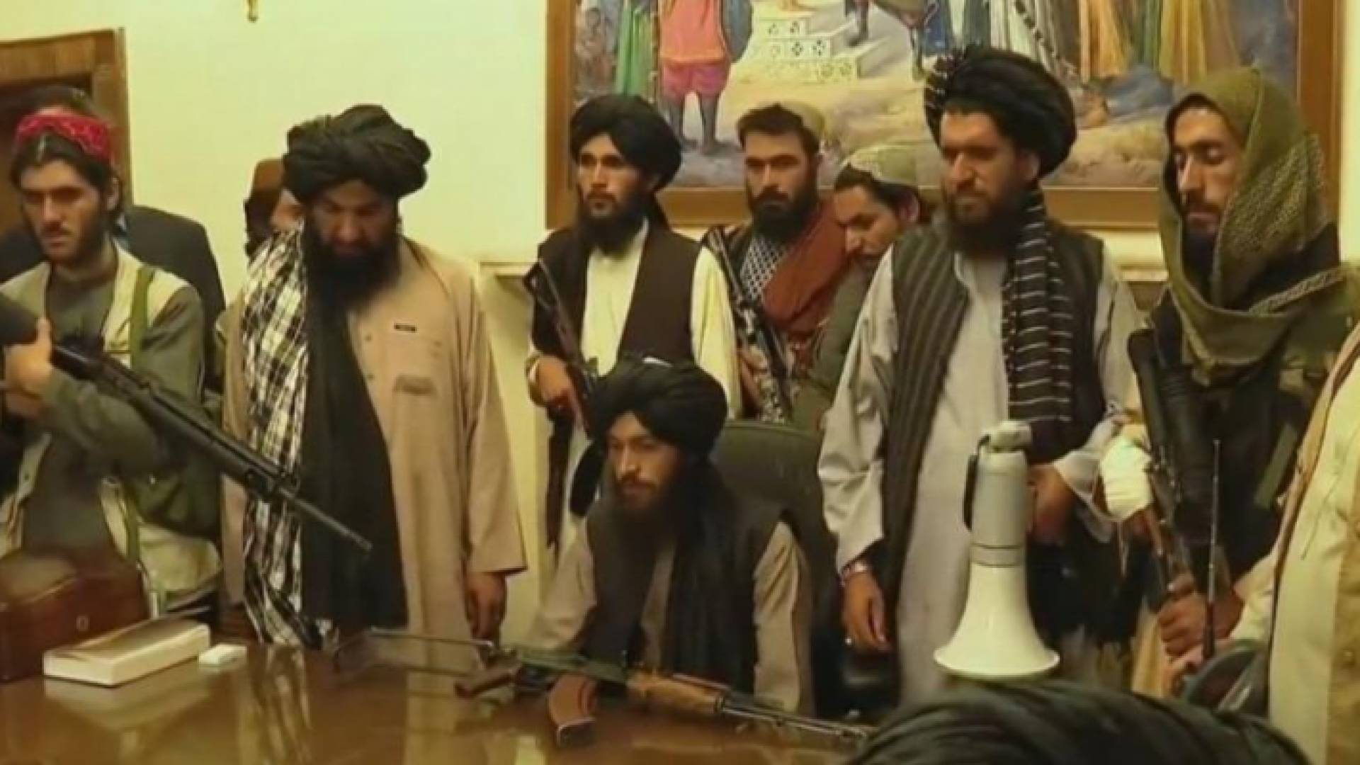 عناصر من حركة طالبان داخل القصر الرئاسي في افغانستان