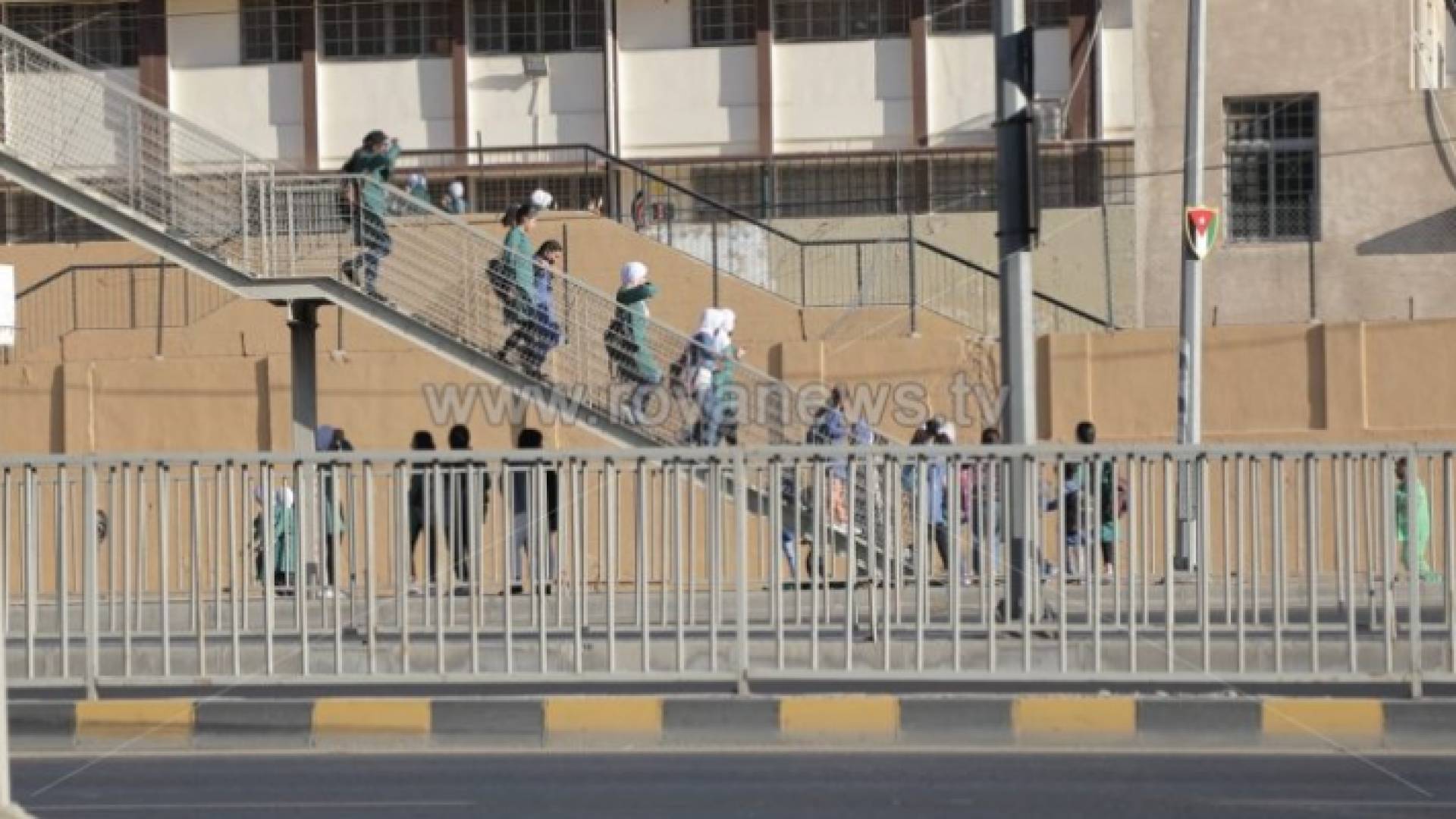 طلبة متوجهون إلى مدارسهم - ارشيفية