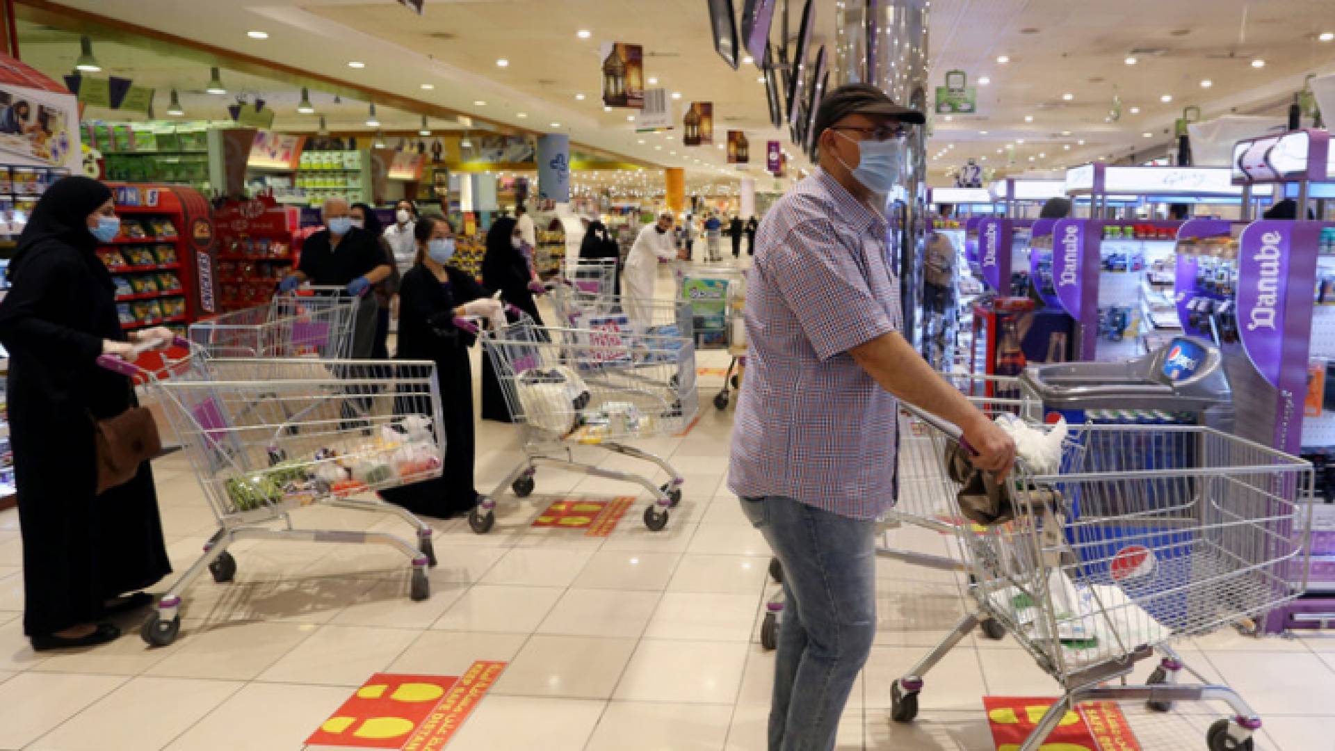 السعودية.. عقوبة عدم الالتزام بالكمامة قد تصل إلى 200 ألف ريال