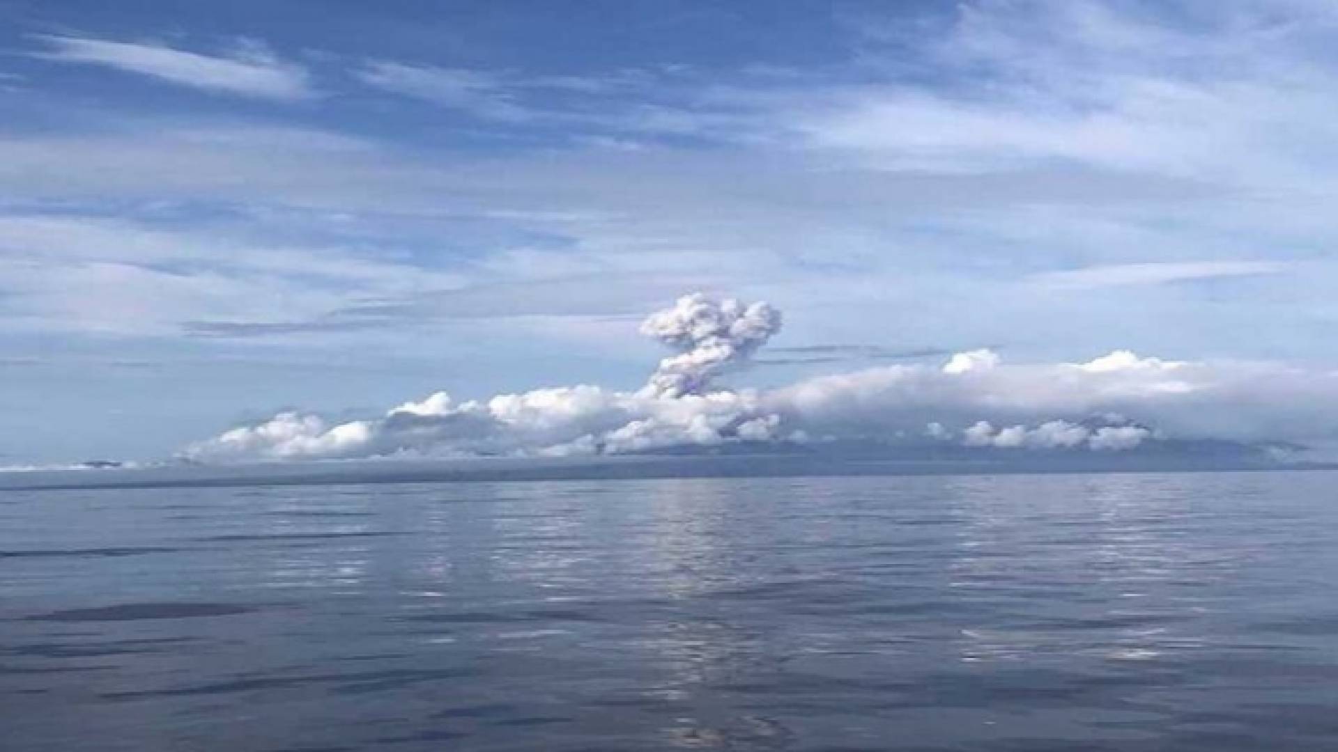 عمود الثوران يرتفع من بركان Semisopochnoi في ألاسكا