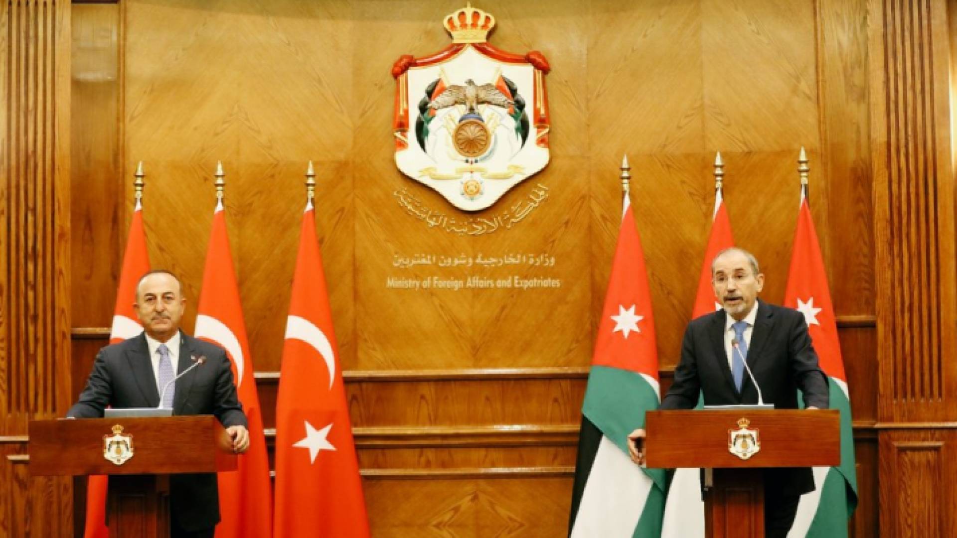 وزيرا الخارجية الأردني والتركي خلال مؤتمر صحفي مشترك في الأردن