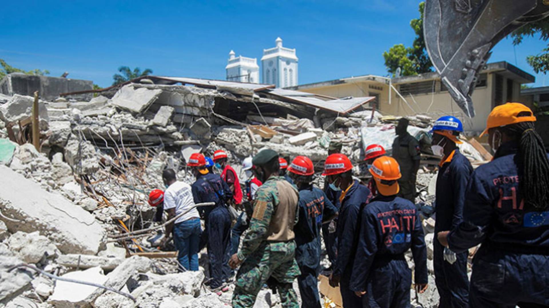 مسعفون يبحثون عن ناجين من الزلزال المدمر