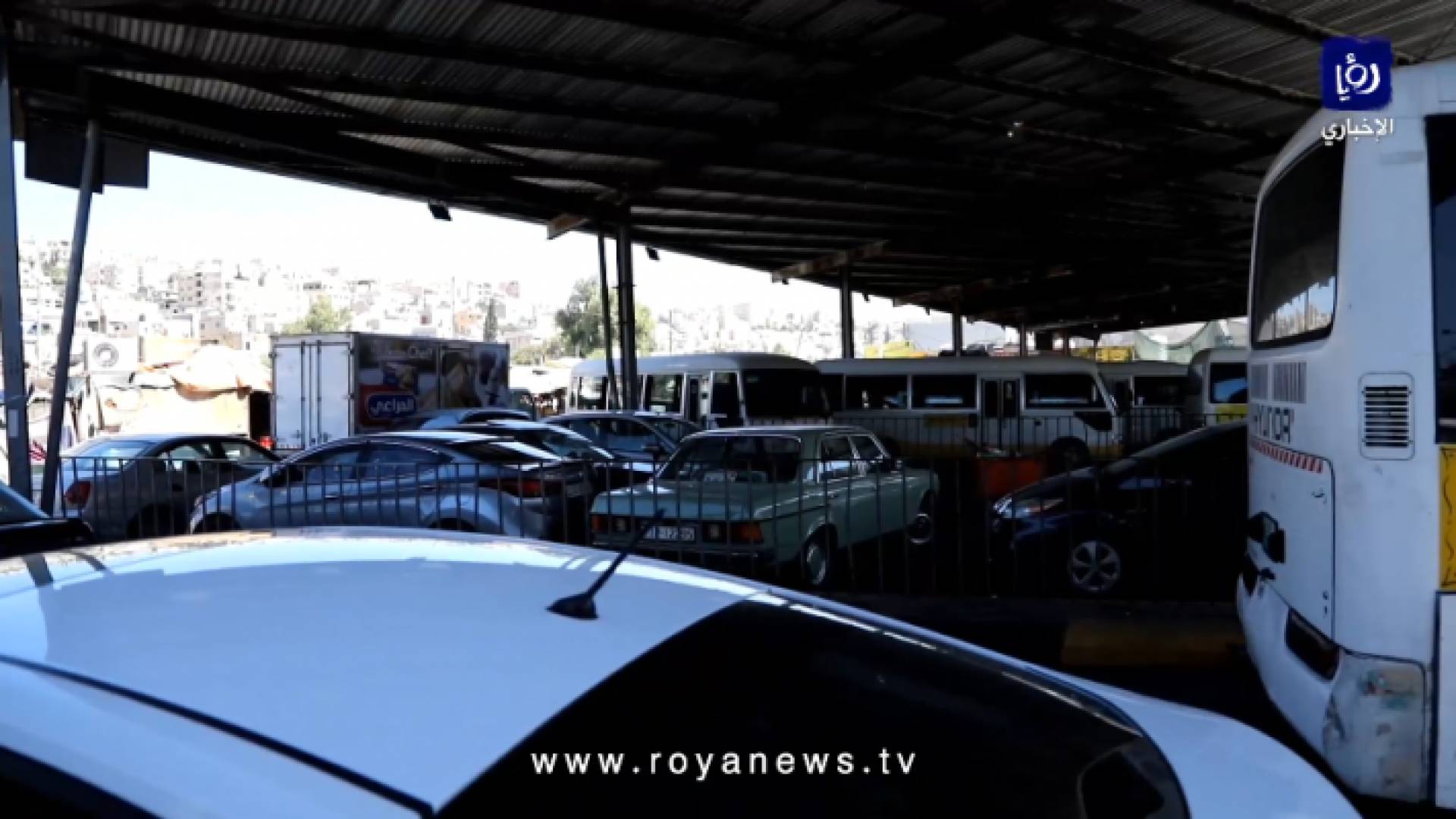 جانب من اصطفاف المركبات الخاصة في المسارب المخصصة للحافلات العمومية