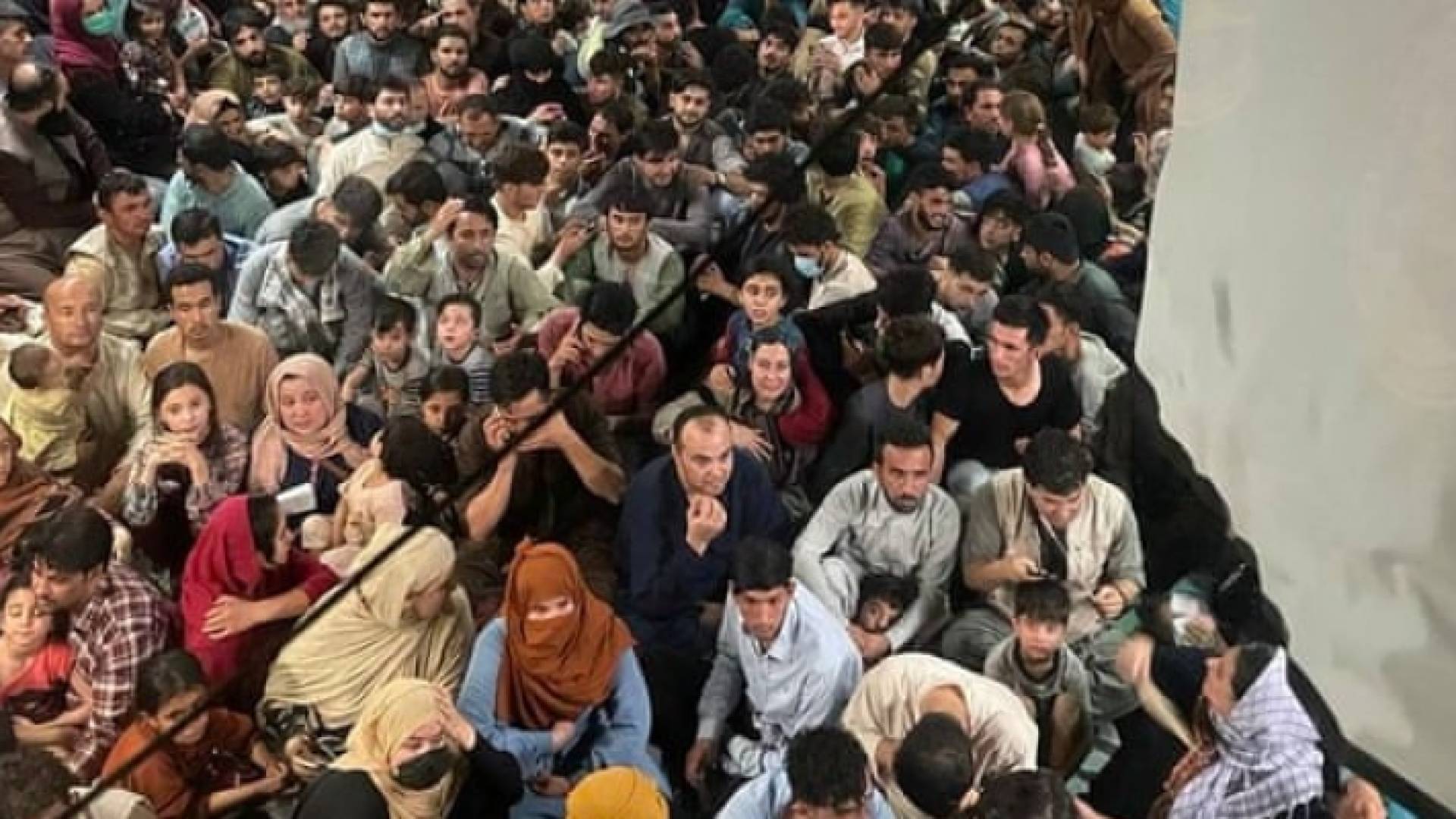 صورة مذهلة تظهر 640 شخصا يفرون من كابل على متن طائرة مكتظة