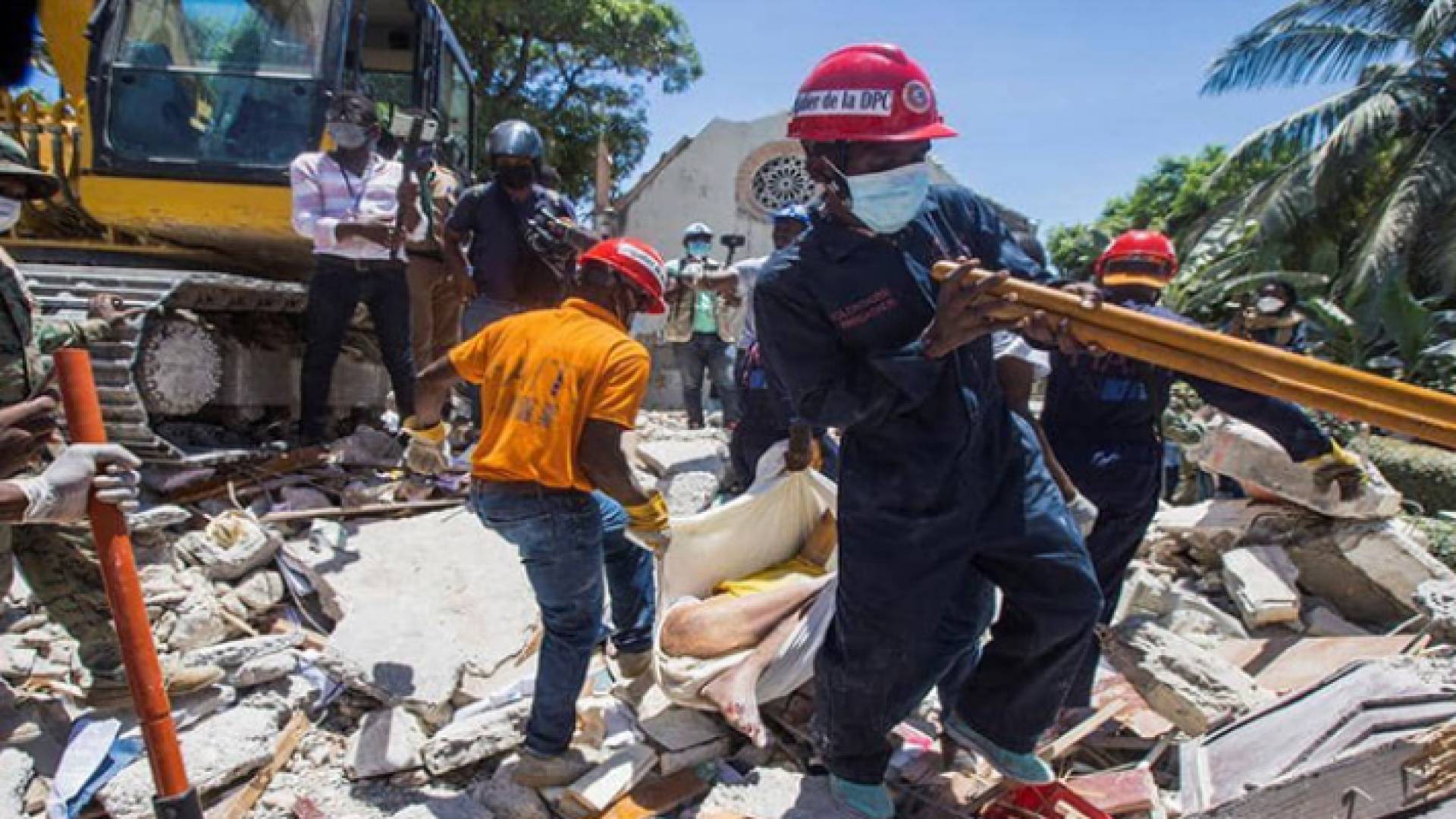 مسعفون يبحثون عن ناجين من الزلزال المدمر