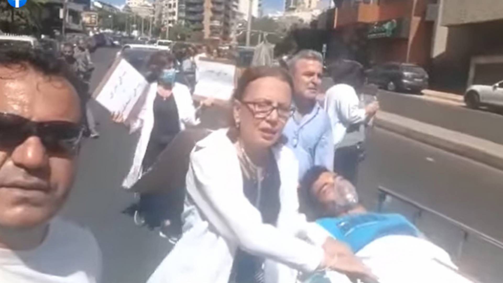 مشهد تمثيلي لنقل مريض الى المستشفى سيرا على الأقدام في لبنان