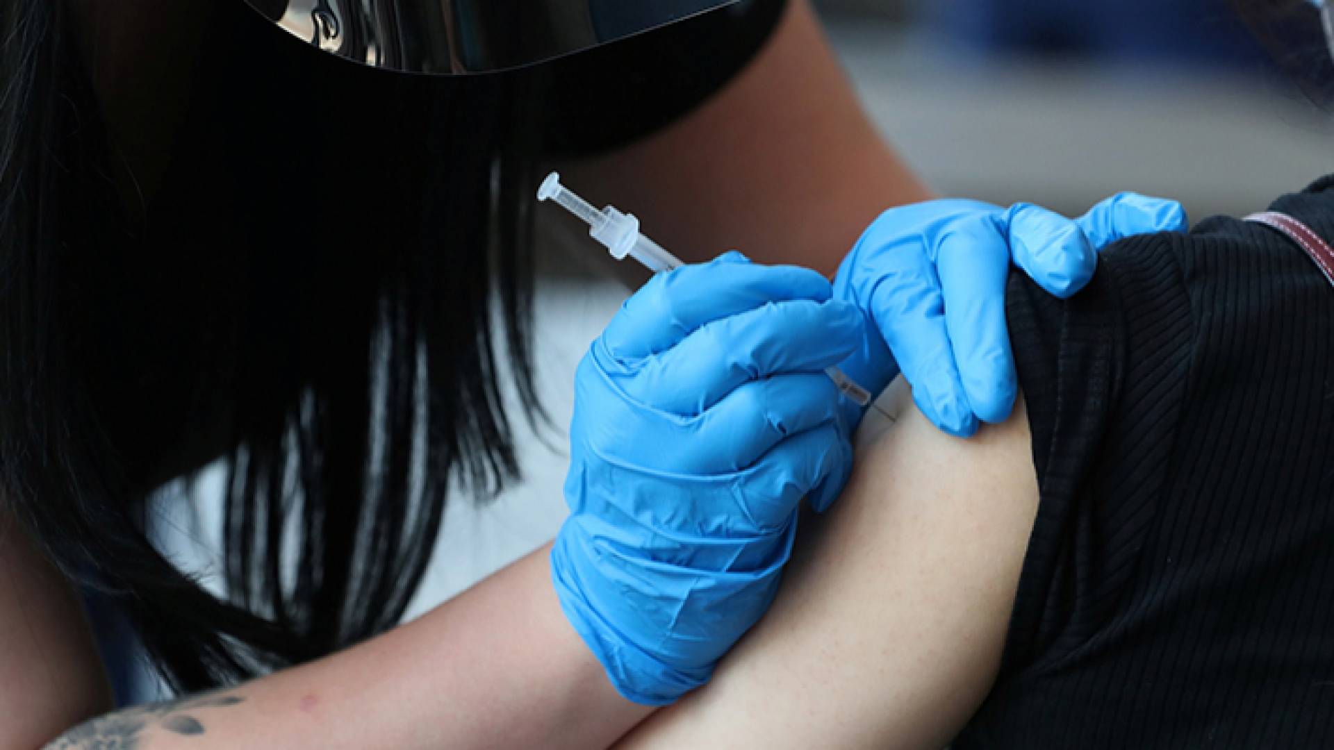 شخص يتلقى لقاح كورونا - ارشيفية