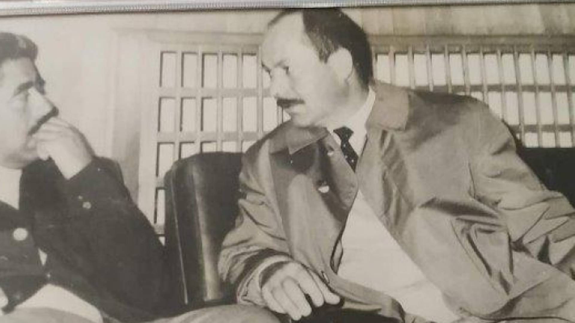 صورة تجمع اللواء المتقاعد محمد بشير الشيشاني مع رئيس الوزراء الأسبق وصفي التل - أرشيفية