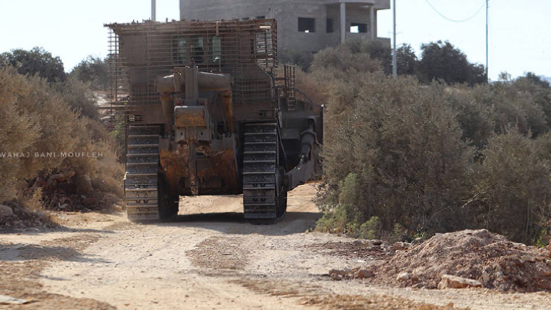 إحدى آليات الاحتلال الاسرائيلي في جبل صبيح