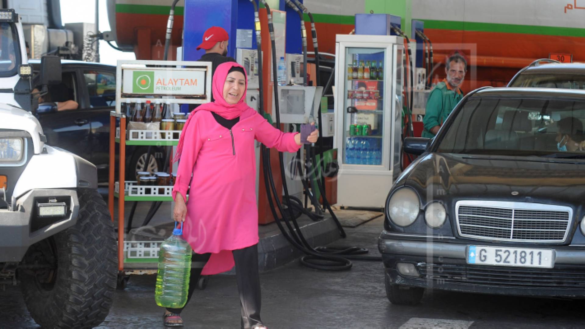 قانوني لبناني: استيراد الوقود من إيران قد يضع البلاد تحت خطر العقوبات