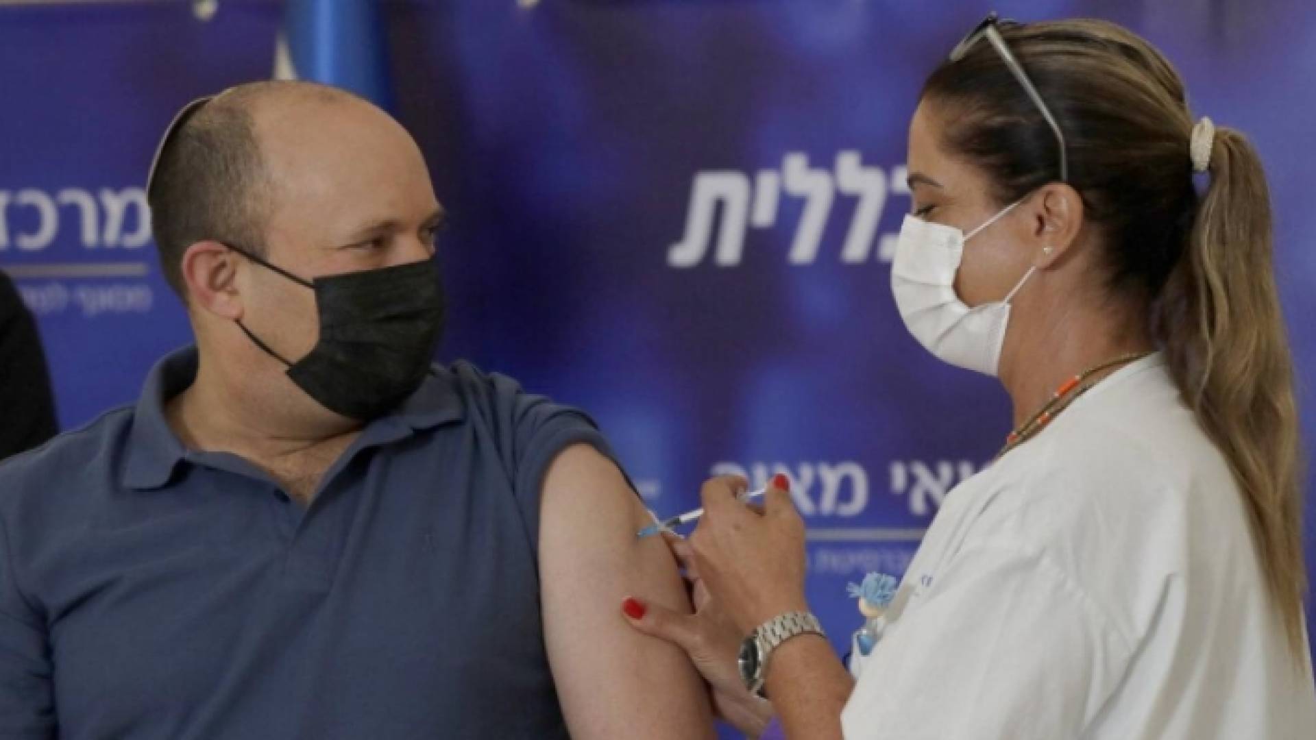 نفتالي بينيت يتلقى لقاح كورونا