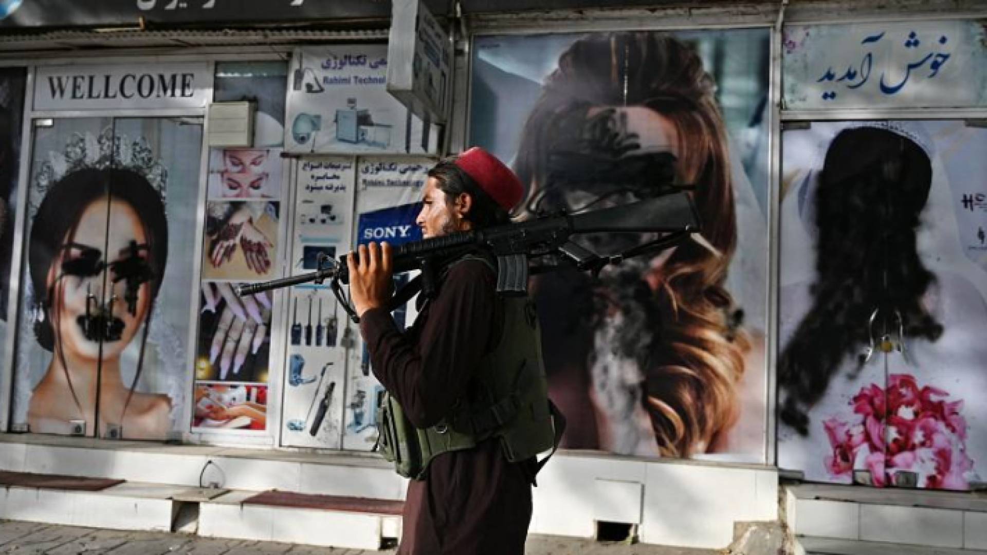 ازالة صور النساء على الواجهات مع خضوع كابول لحكم طالبان