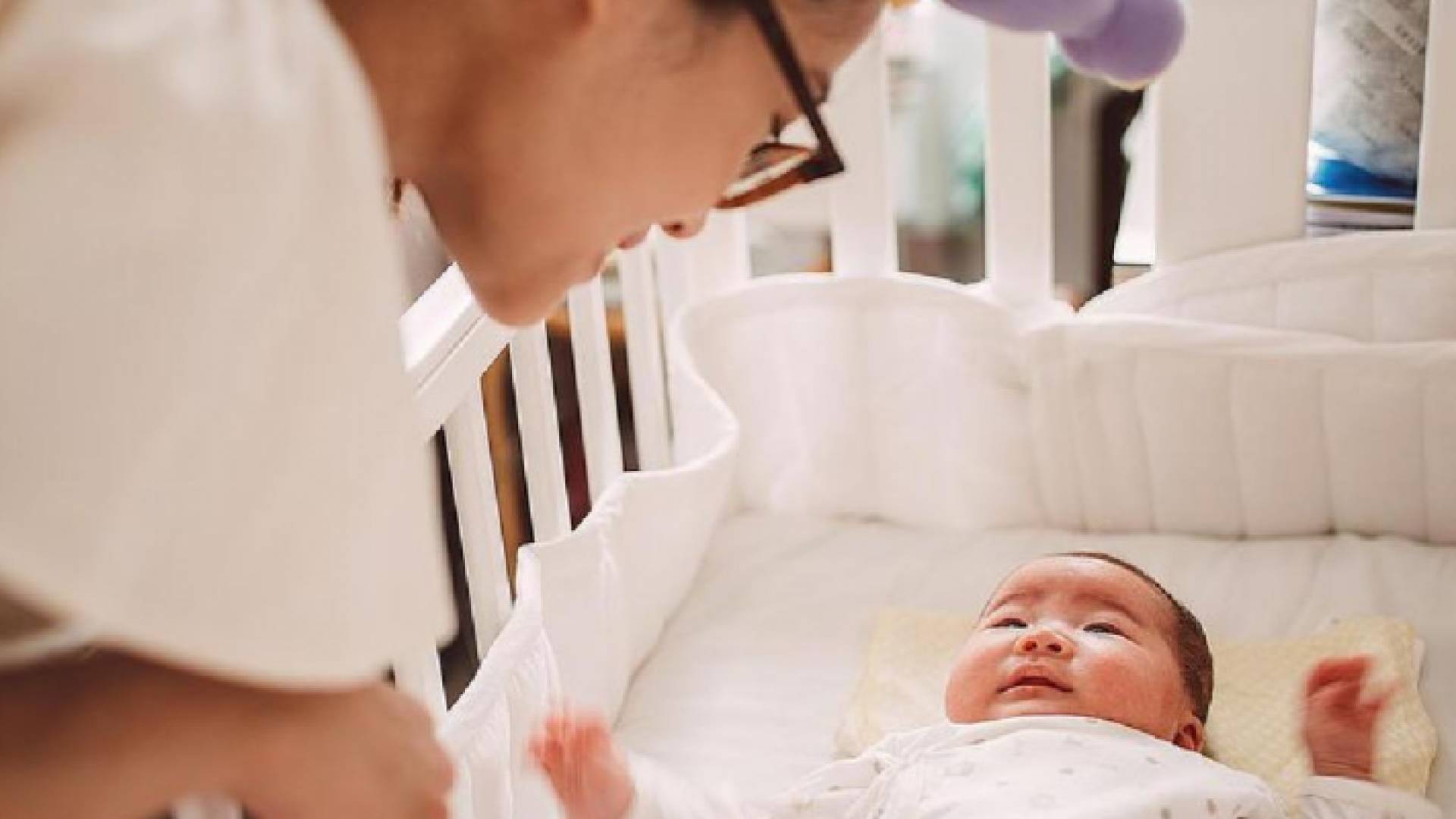 أم صينينة تلاعب طفلها - أرشيفية