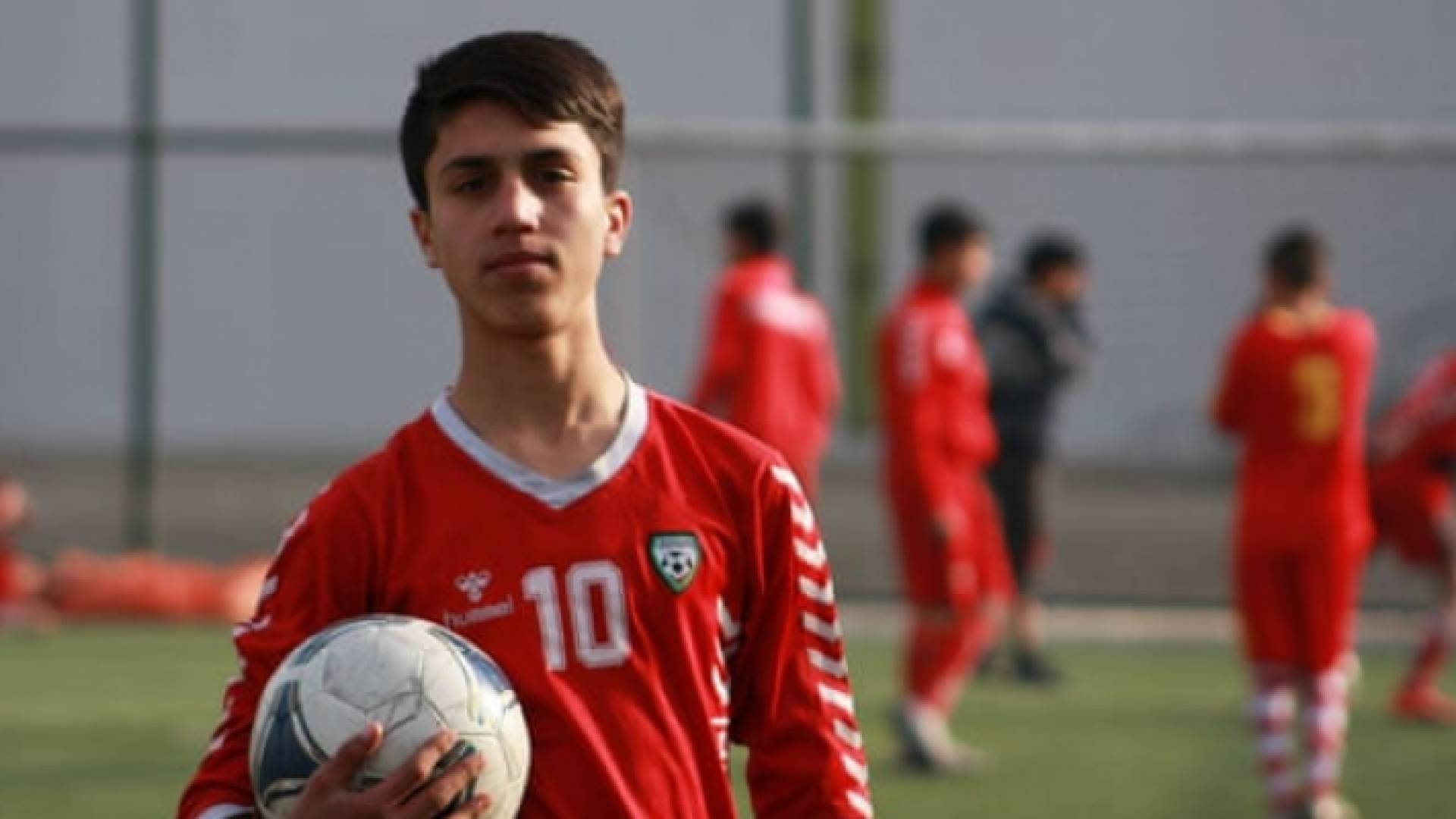 الراحل نجم كرة القدم الأفغاني زكي أنواري