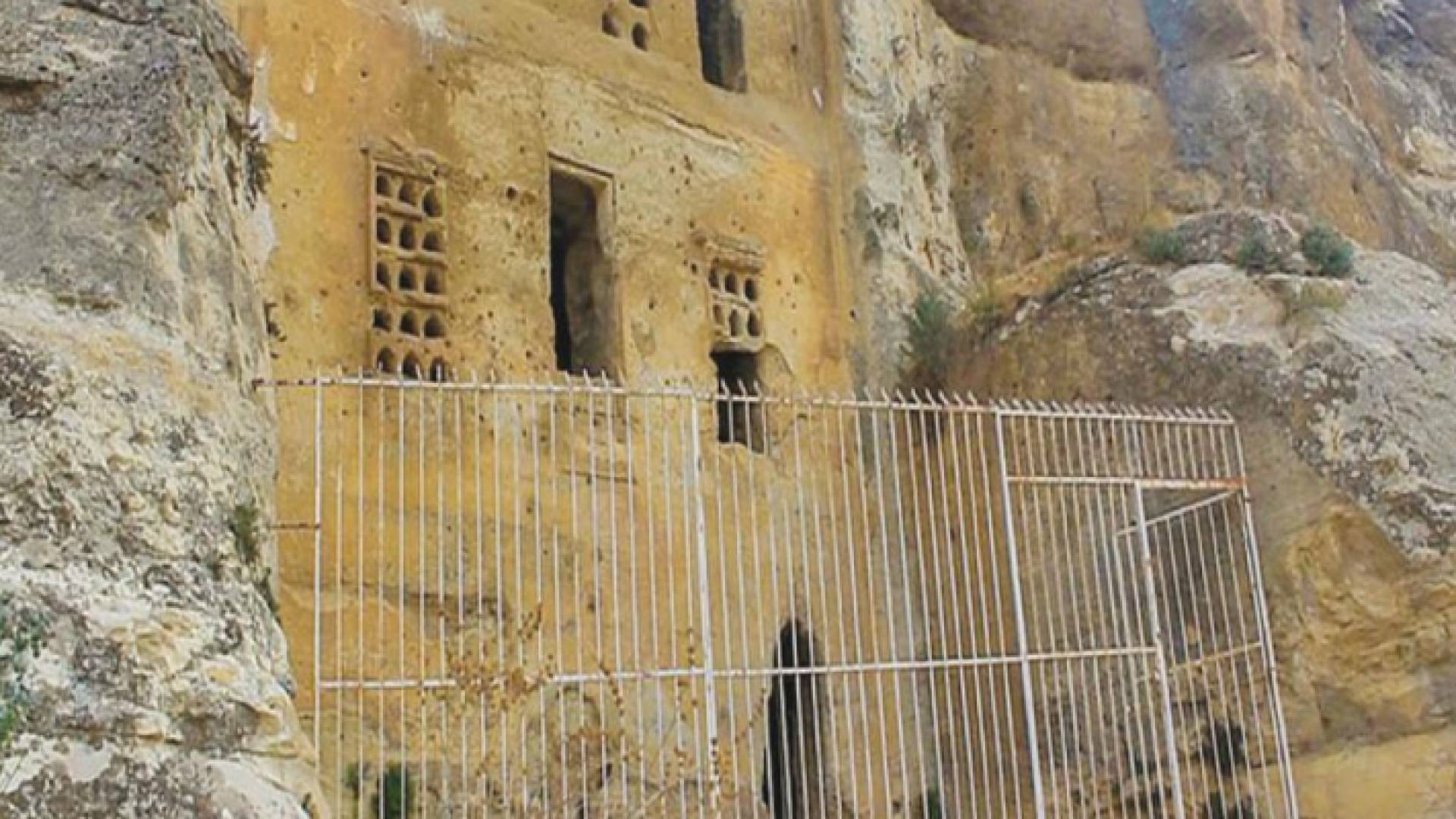 الأمانة تدعو إلى إدراج كهف المعلقة في عراق الأمير على قائمة اليونسكو