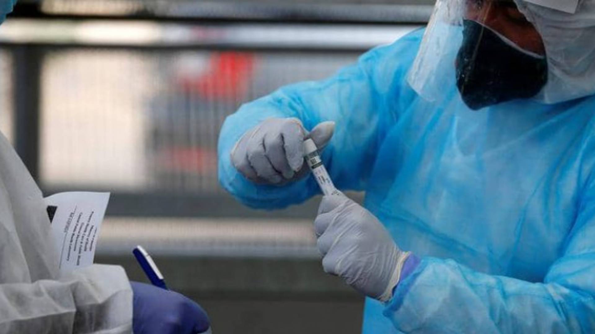 إجراء فحص لأحد الأشخاص للتحقق من إصابته بفيروس كورونا - أرشيفية