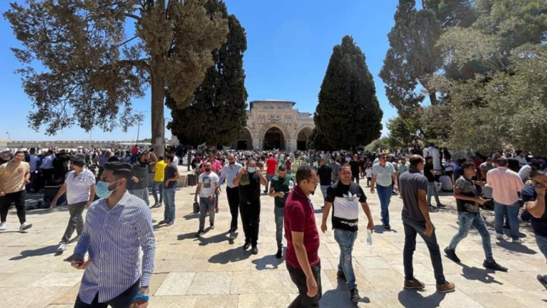 فلسطينيون يؤدون صلاة الجمعة في باحات الأقصى