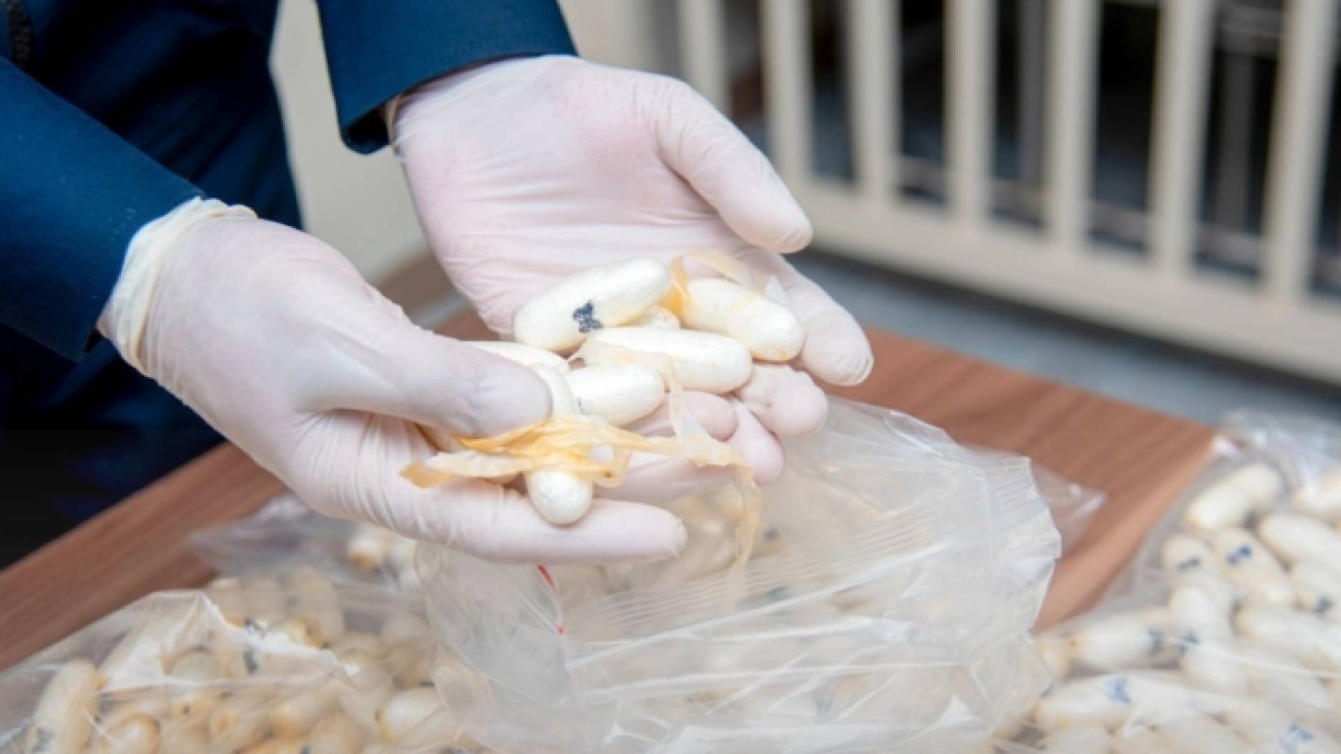 حباط تهريب 2.6 كيلو غرام "كوكايين" داخل أحشاء مسافرين بمطار الملك فهد الدولي