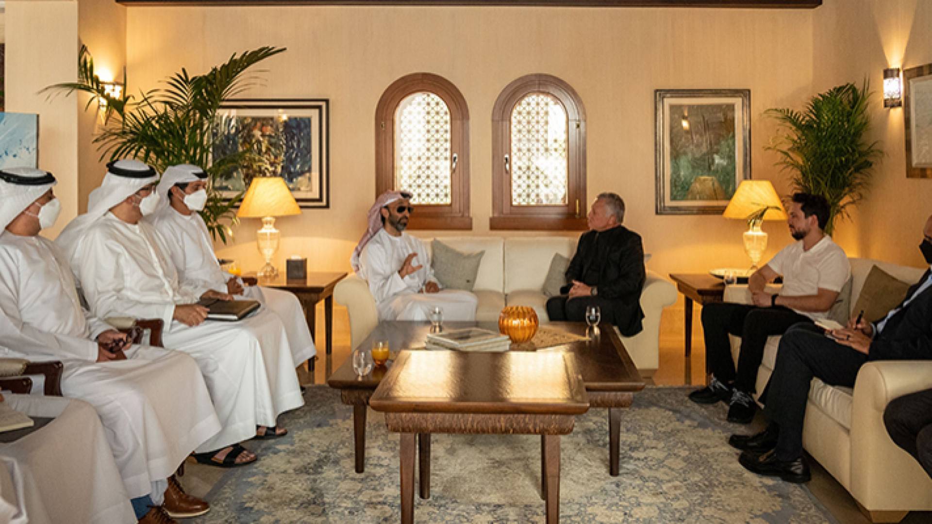 الملك وولي العهد خلال استقبالهم وفدا اماراتيا