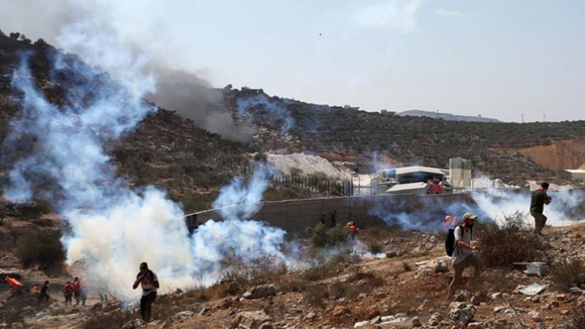 من المواجهات بين الشبان الفلسطينيين وقوات الاحتلال الاسرائيلي قرب جبل صبيح في قرية بيتا