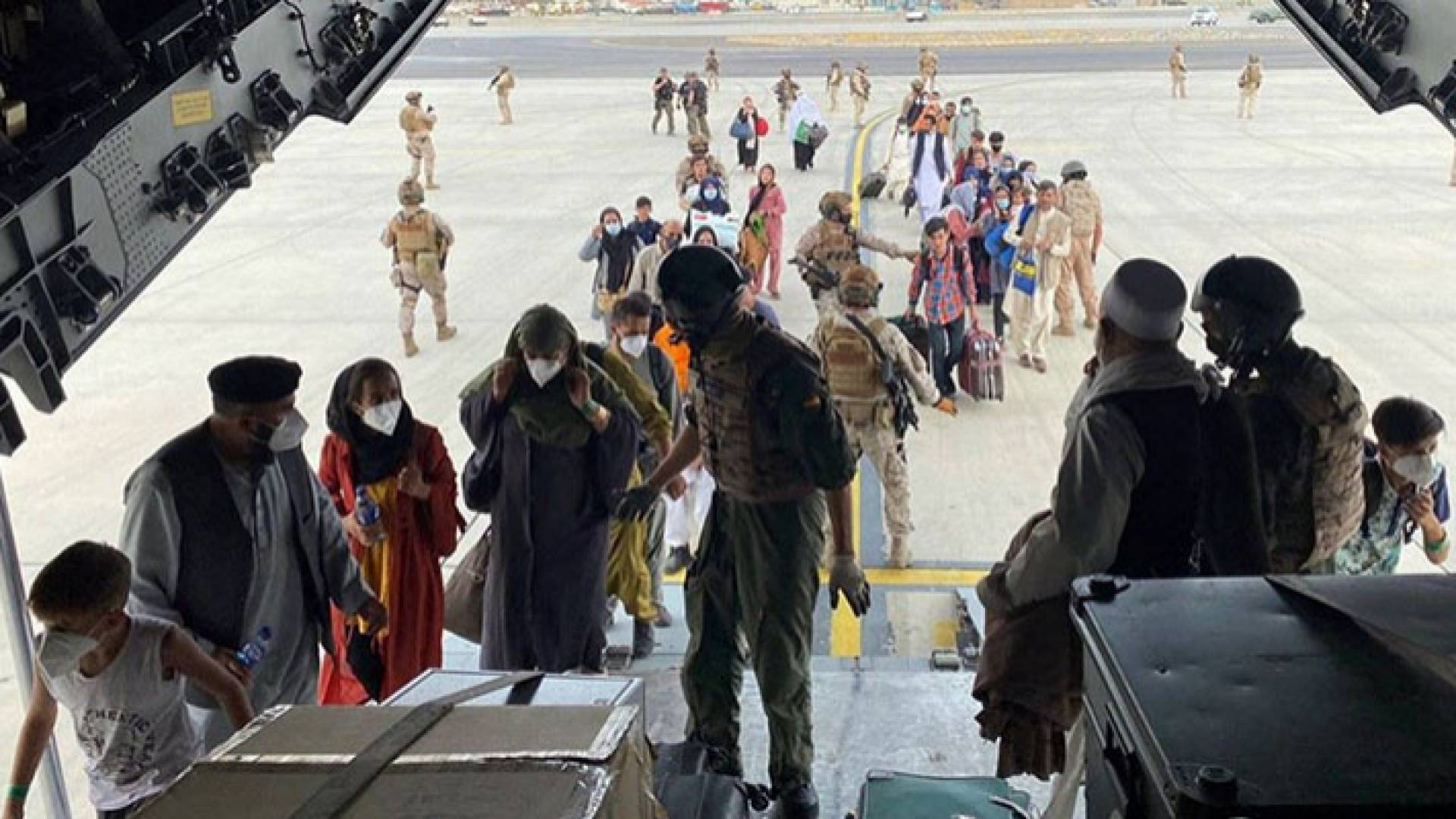 إجلاء أفغانيين من مطار كابول
