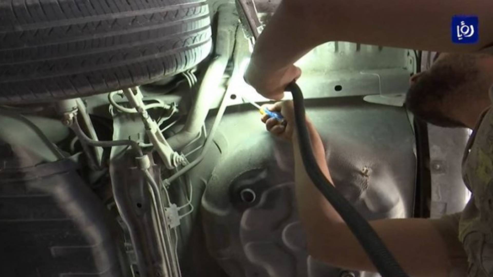 فحص إحدى المركبات