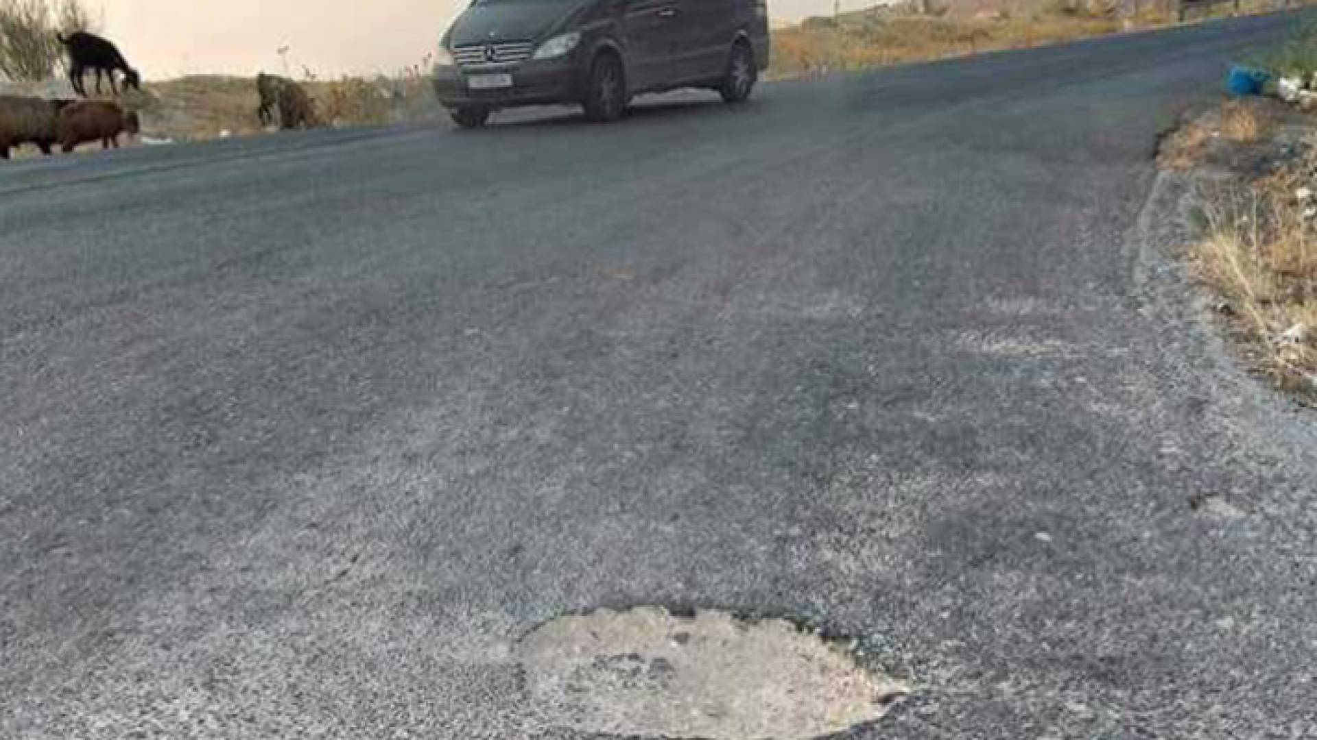 طريق دير أبي سعيد- زمالية يهدد مسير المركبات