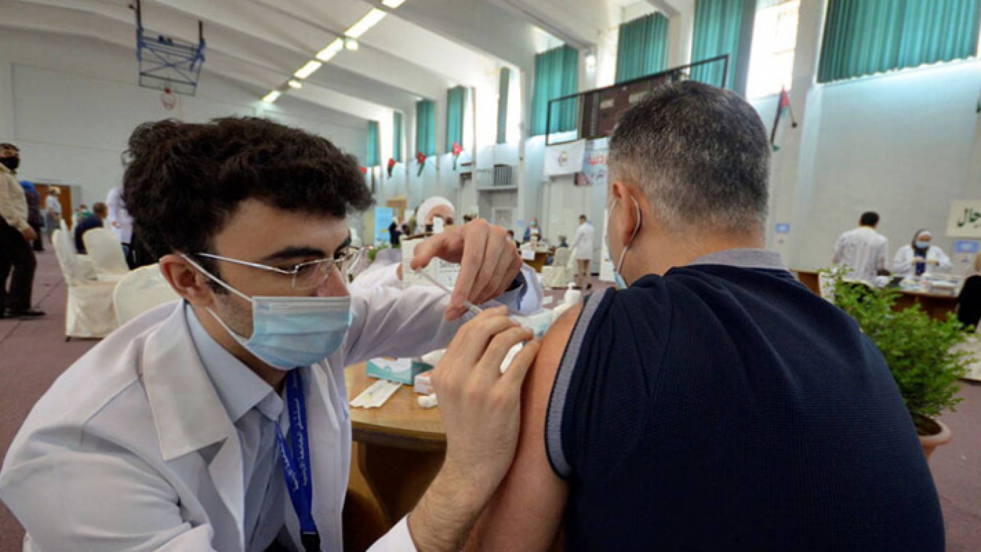 من داخل أحد مراكز التطعيم