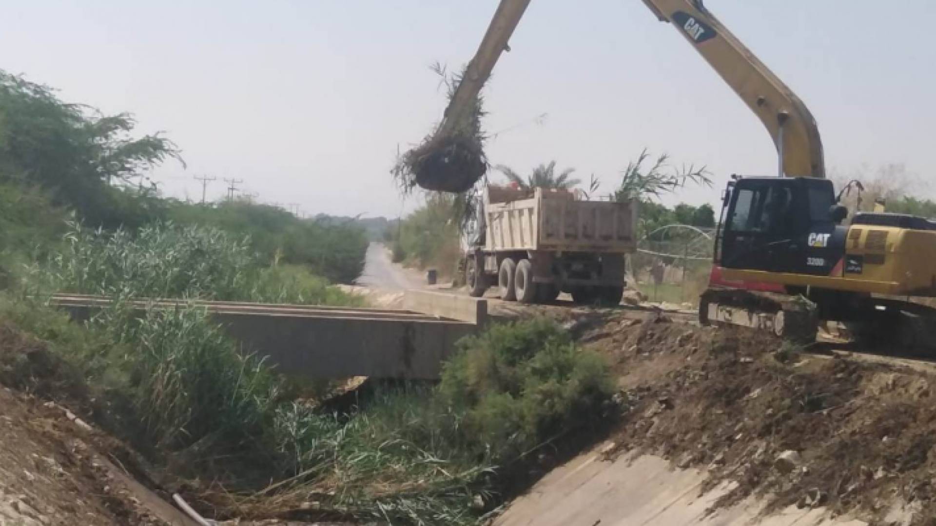 جانب من أعمال تنظيف قناة الغور الشرقية