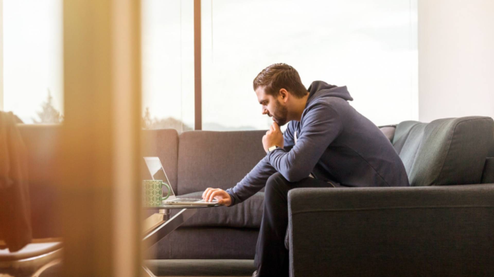 خبراء الصحة يوصون بعدم إطالة الجلوس