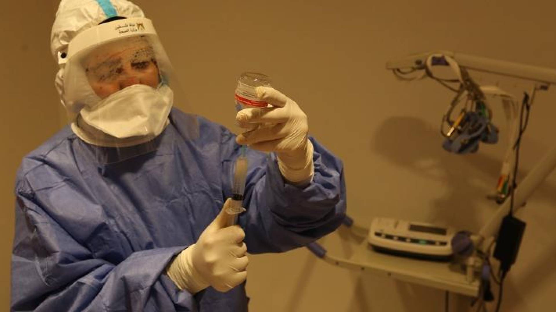 ممرض يجهز حقنة من لقاح فيروس كورونا - أرشيفية