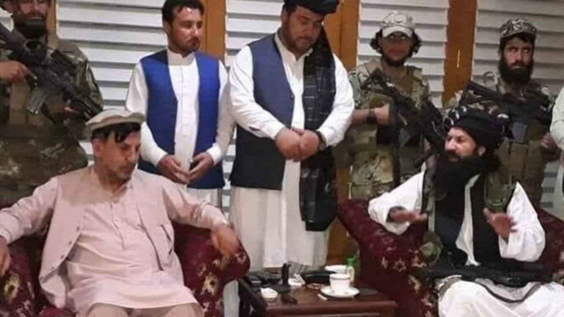 شقيق الرئيس الأفغاني مع قادة طالبان