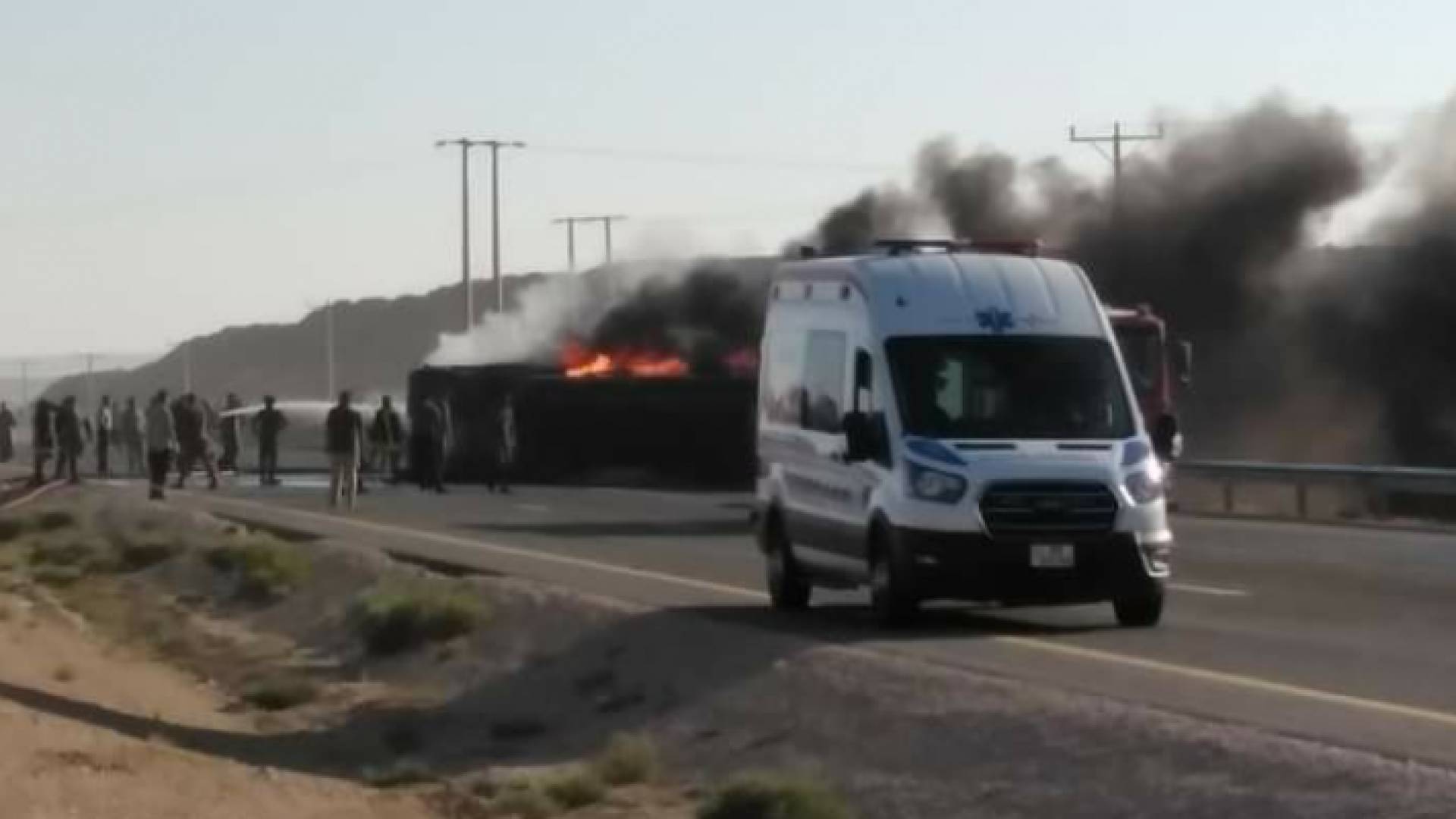 حريق صهريج نفط يغلق الطريق الصحراوي