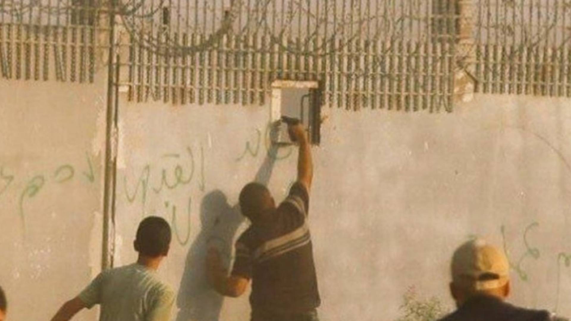 شاب فلسطيني يطلق النار على جندي إسرائيلي من منطقة الصفر على حدود غزة