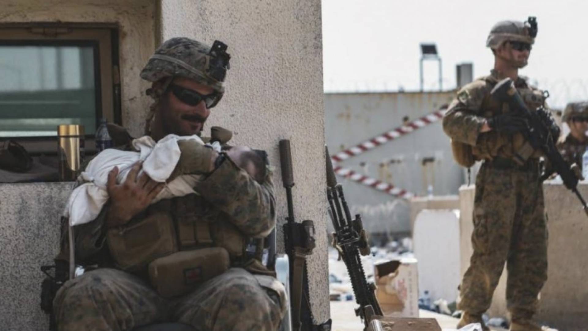 جندي أمريكي يحمل رضيعة أفغانية في مطار كابول