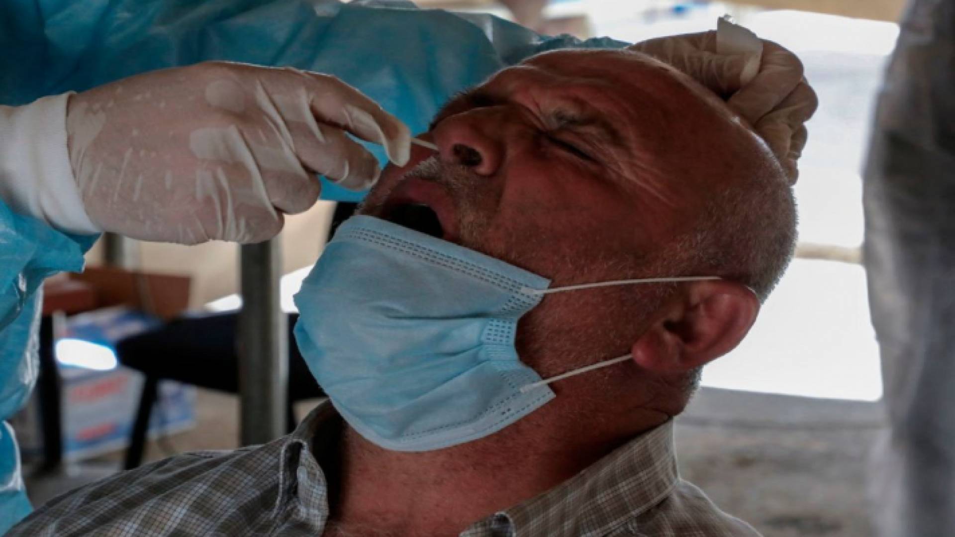 مواطن فلسطين يجري اختبار كورونا