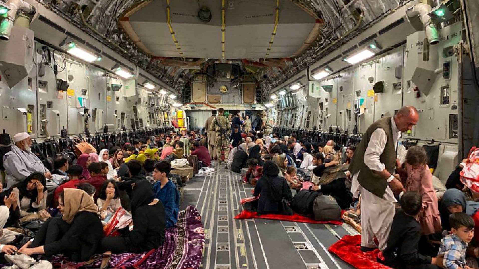 أمريكا تأمر شركات الطيران التجارية بالمساعدة في عمليات الإجلاء من أفغانستان