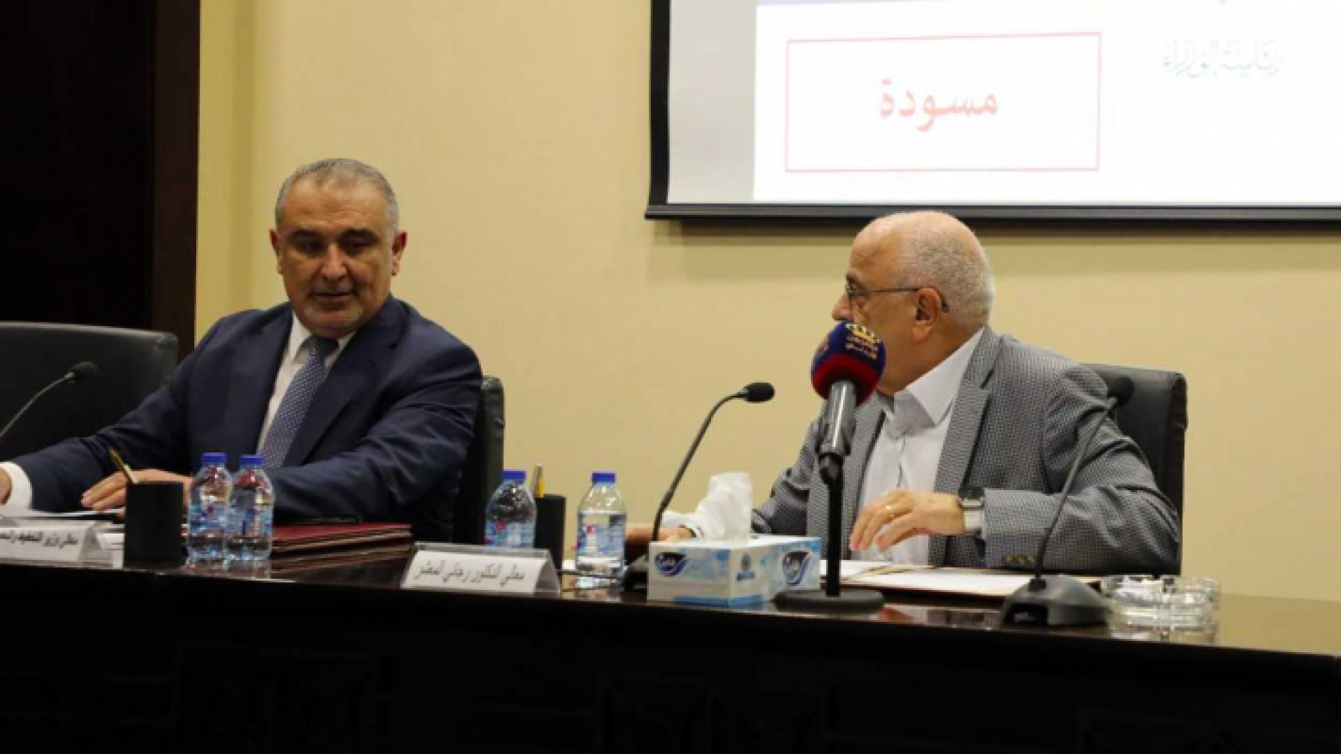 جانب من لقاء الحكومة مع رؤساء لجان مجلس الأعيان